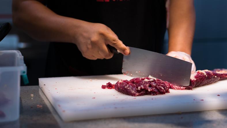 “3个月赔了10万”,爆火的生烫牛肉米线,开始降温关店